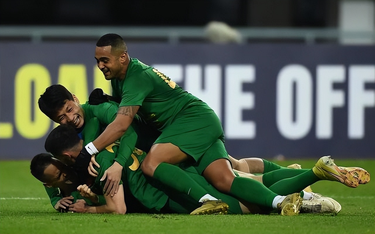 开云体育官网-瓦伦西亚今晨强势反弹；志在亚冠名次提升；赛场秩序良好；团队化学反应显著(亚洲紧急通知网站重定向)